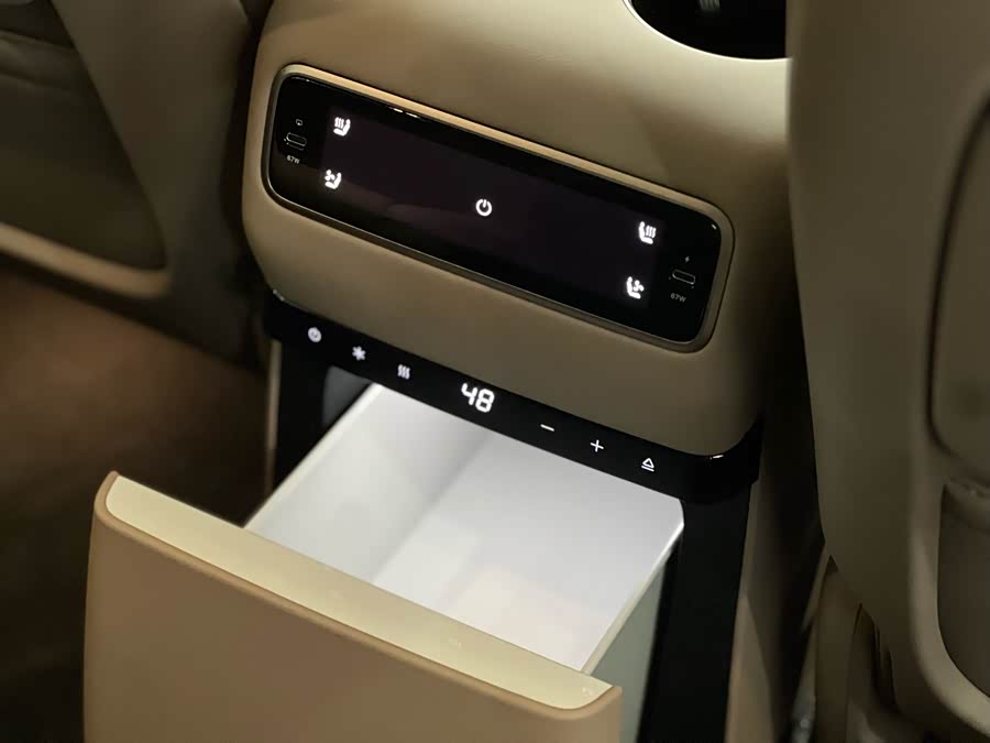 Li i8 2025 image de voiture #16