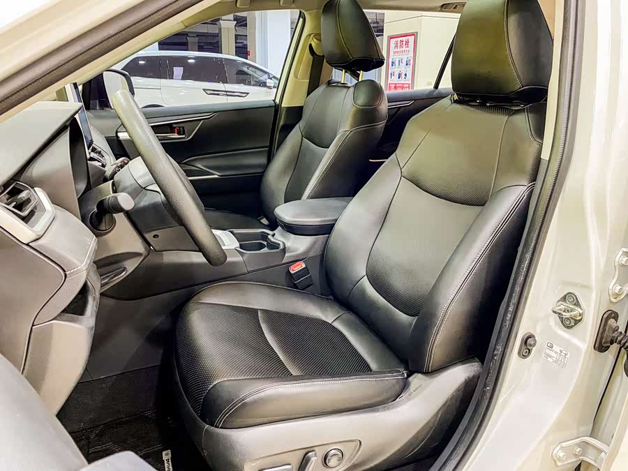 Toyota RAV4 2021 car image #16