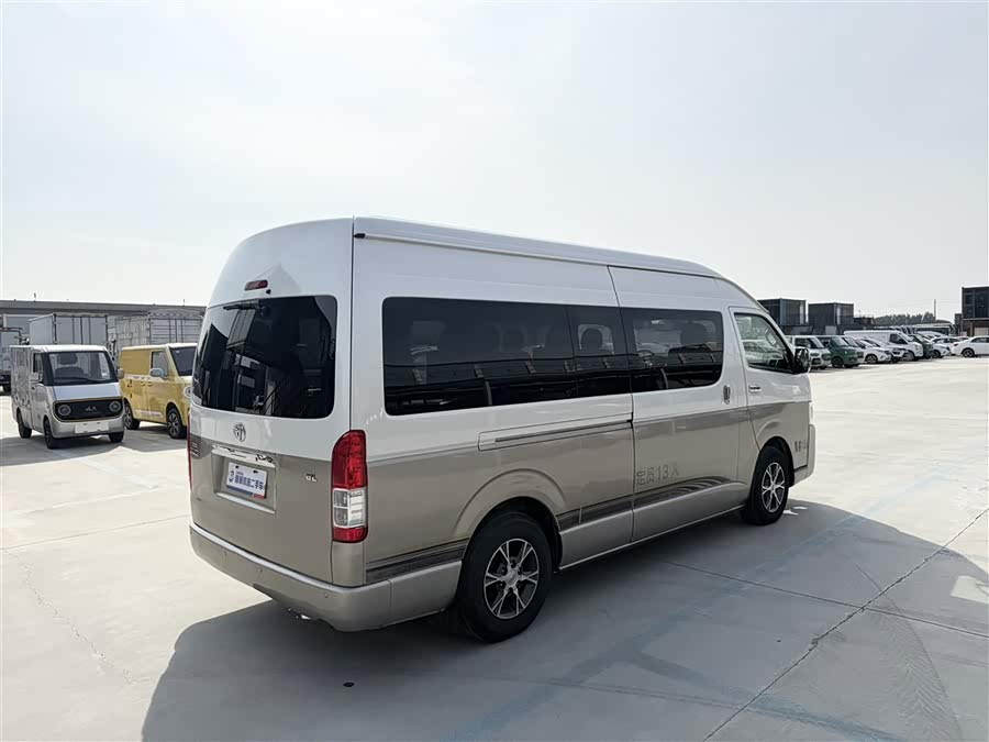 Toyota Hiace 2015 car image #16