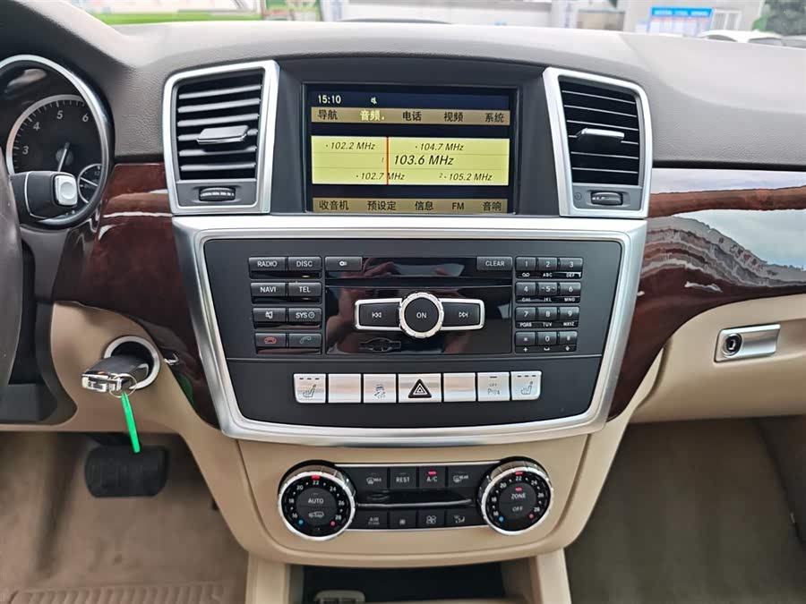 Mercedes-Benz M Class 2012 car image #16