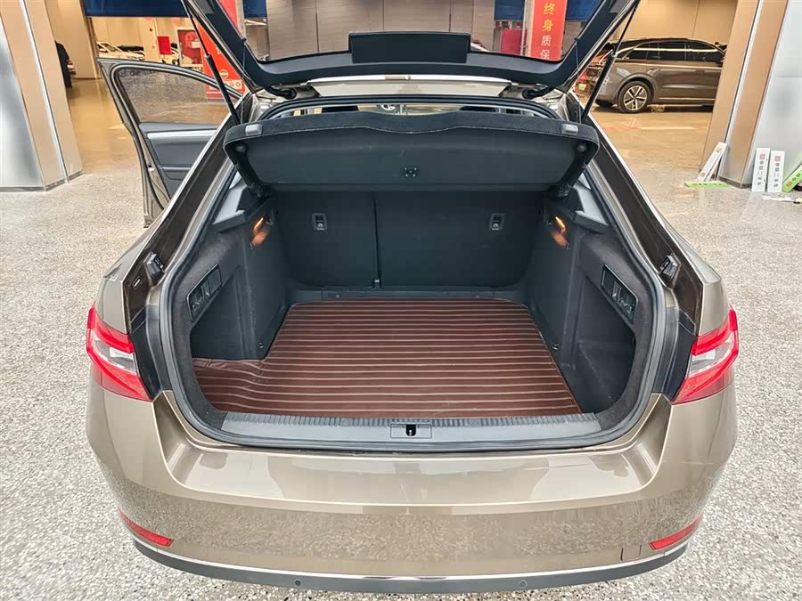 Skoda Superb 2018 car image #16