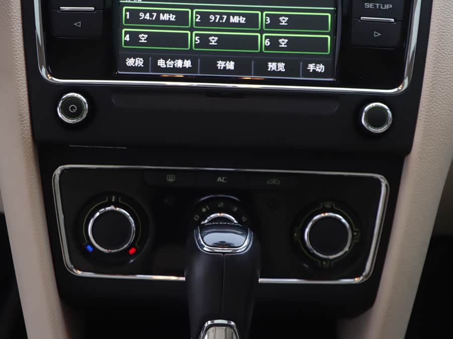 Skoda Superb 2015 car image #16