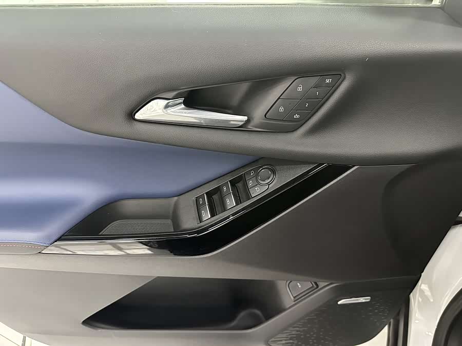 Chevrolet Equinox Plus 2025 car image #16