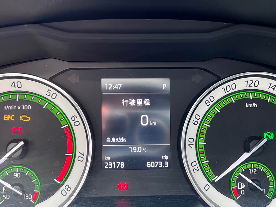 Skoda Superb 2019 car image #16