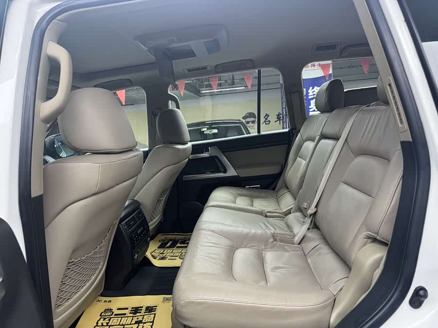 Toyota Land Cruiser 2010 car image #16