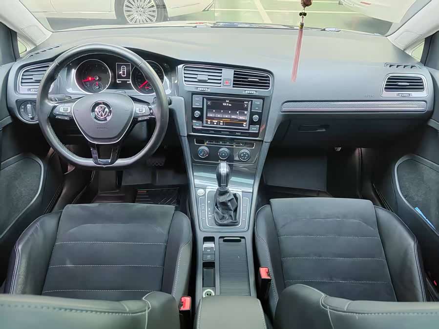 Volkswagen Golf 2018 car image #16