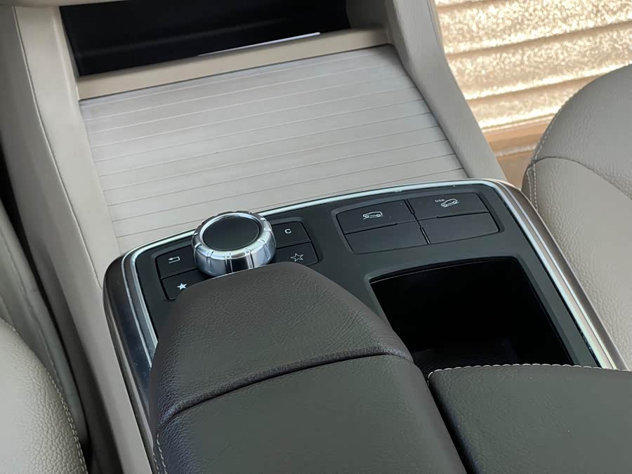 Mercedes-Benz M Class 2015 car image #16