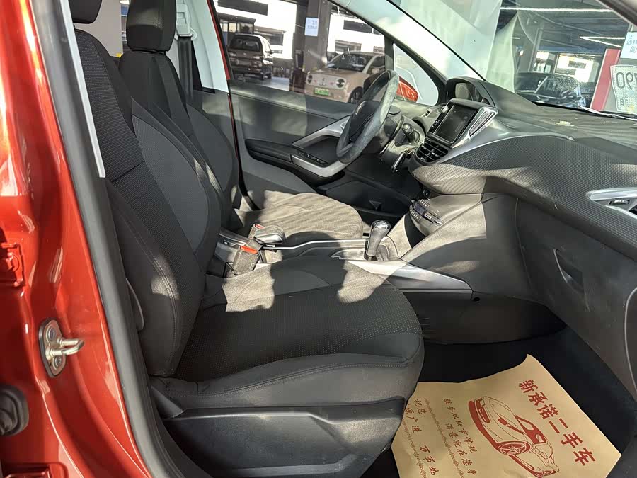 Peugeot 2008 2018 image de voiture #16