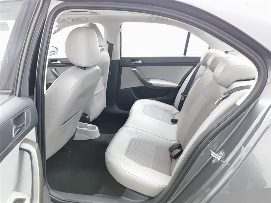 Skoda Rapid 2017 car image #16