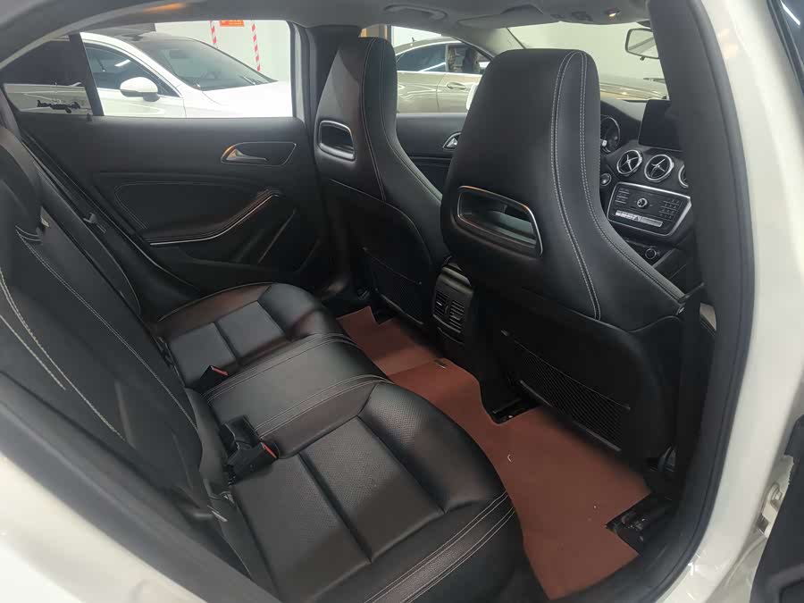 Mercedes-Benz GLA Class 2018 car image #16