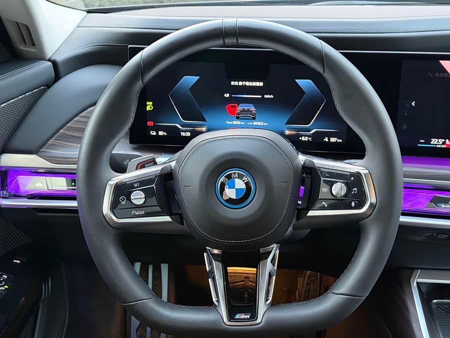 BMW i7 2024 car image #16