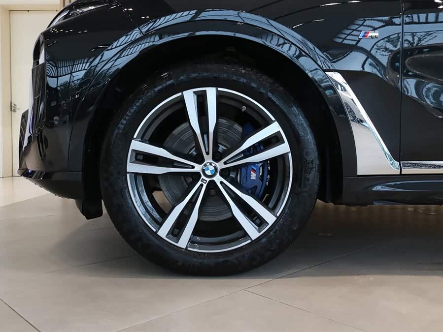 BMW X7 2025 car image #16