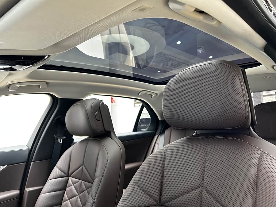 BMW i7 2023 صورة سيارة #16