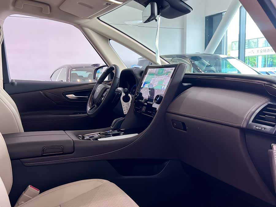 Toyota Alphard car image #16