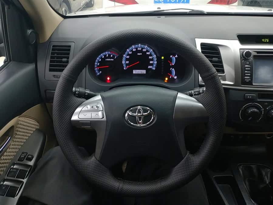 Toyota Fortuner 2016 immagine di auto #16