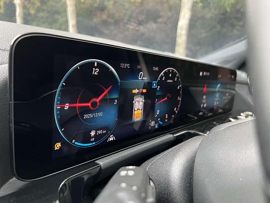 Mercedes-Benz GLA Class 2023 car image #16