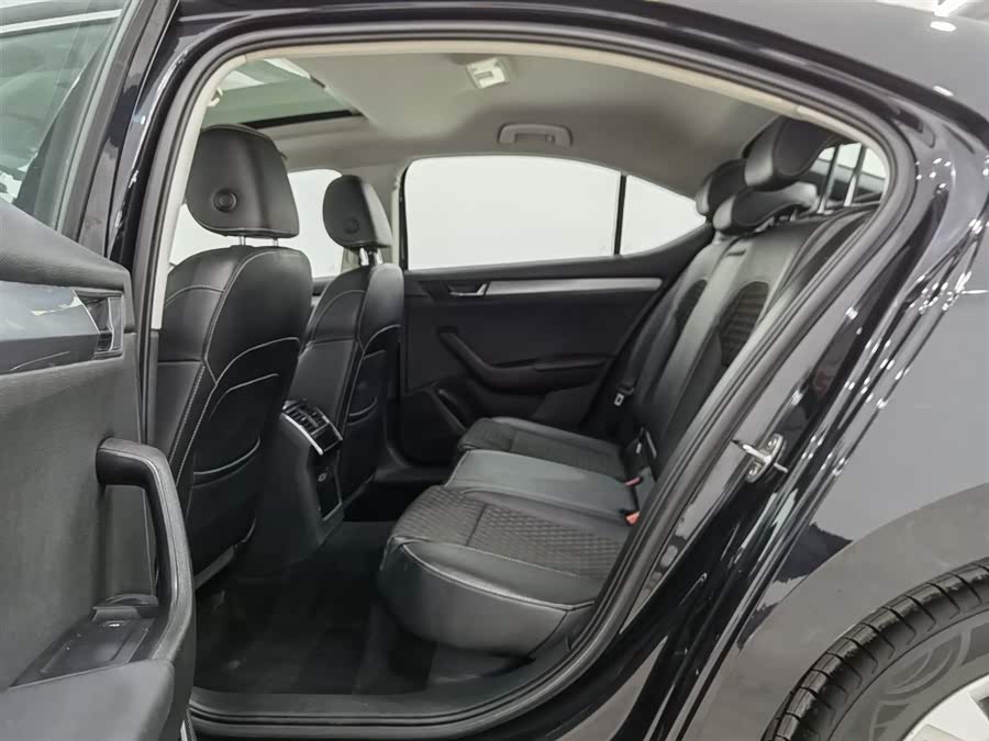 Skoda Superb 2018 car image #16
