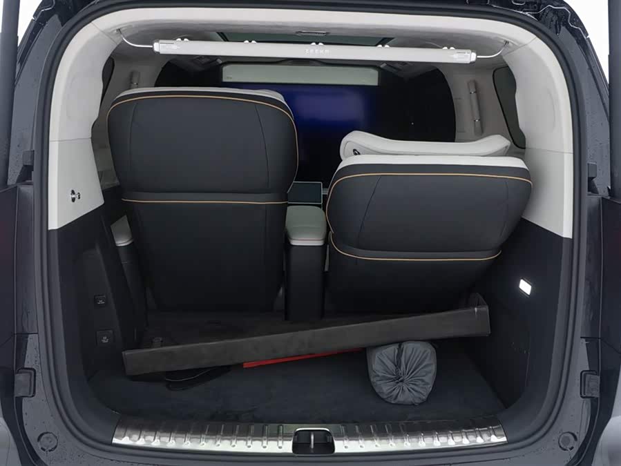 极氪 极氪009 2024 汽车图片 #16