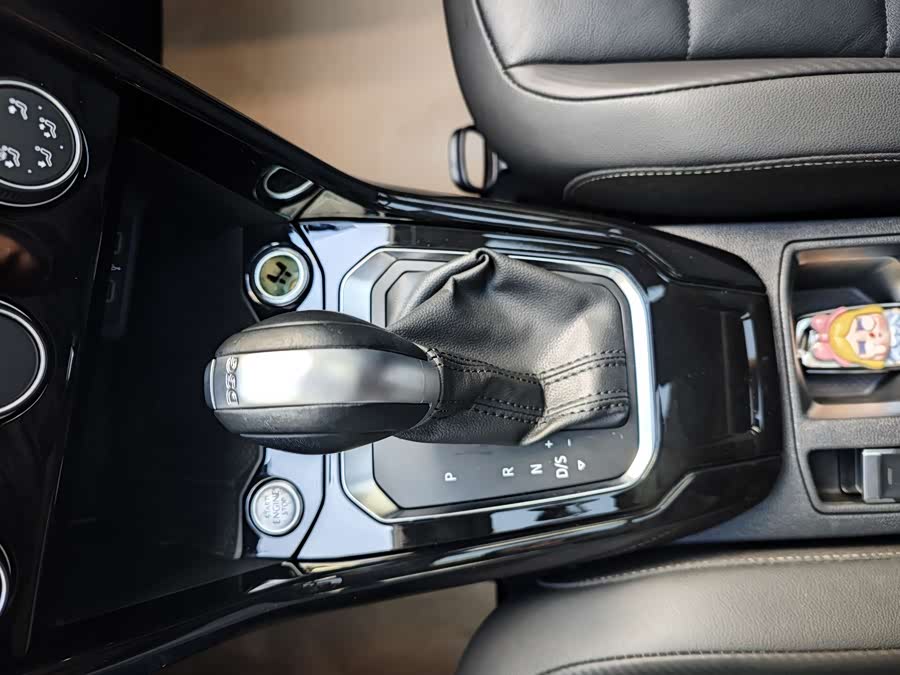 Volkswagen T-Roc 2022 car image #16