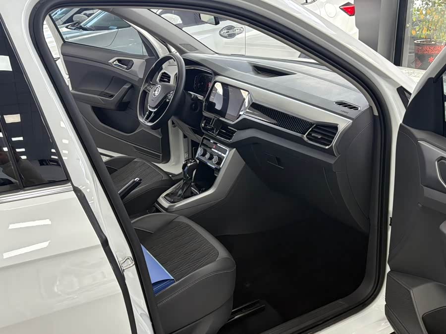Volkswagen T-Cross 2022 car image #16