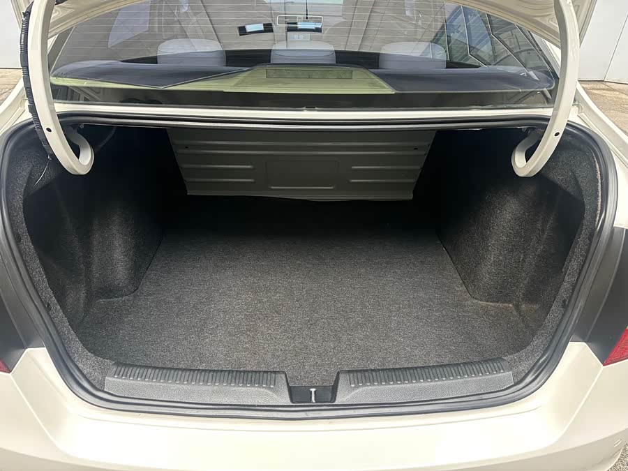 Skoda Rapid 2015 imagen de coche #16