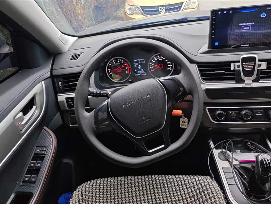 Forthing T5 2023 imagen de coche #16