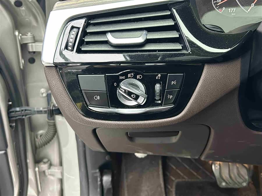 BMW 5 Series New Energy 2019 car image #16