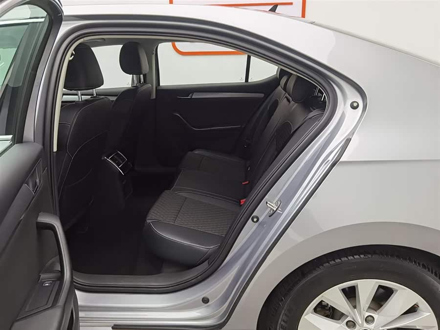 Skoda Superb 2017 car image #16