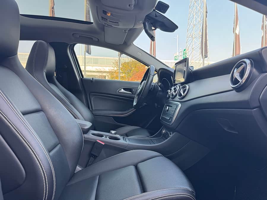 Mercedes-Benz GLA Class 2017 immagine di auto #16