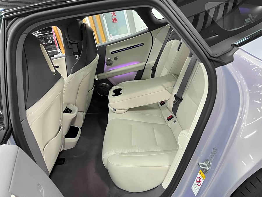 Avatr 06 2025 car image #16