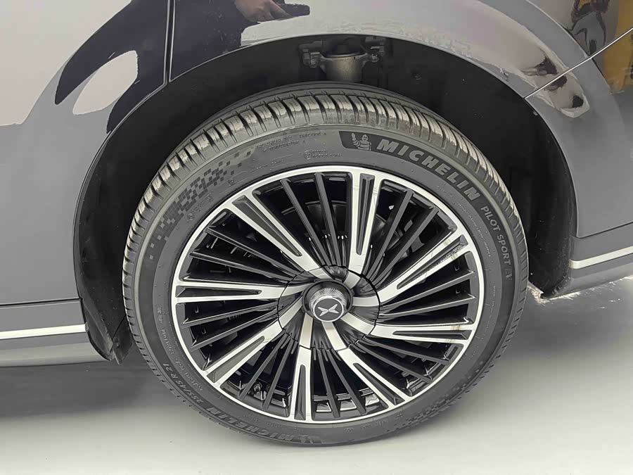 Xpeng G9 2023 car image #16