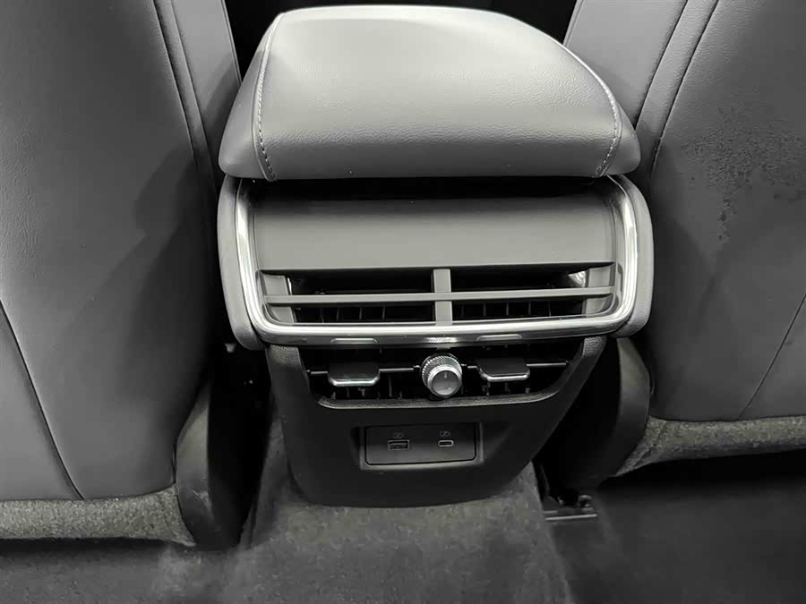 Ford Mondeo 2024 car image #16