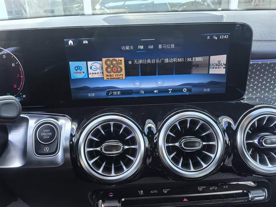 Mercedes-Benz GLB Class 2025 immagine di auto #16