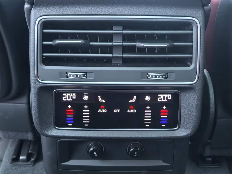 Audi SQ7 2024 car image #16