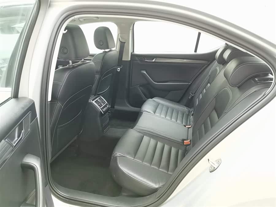 Skoda Superb 2016 car image #16