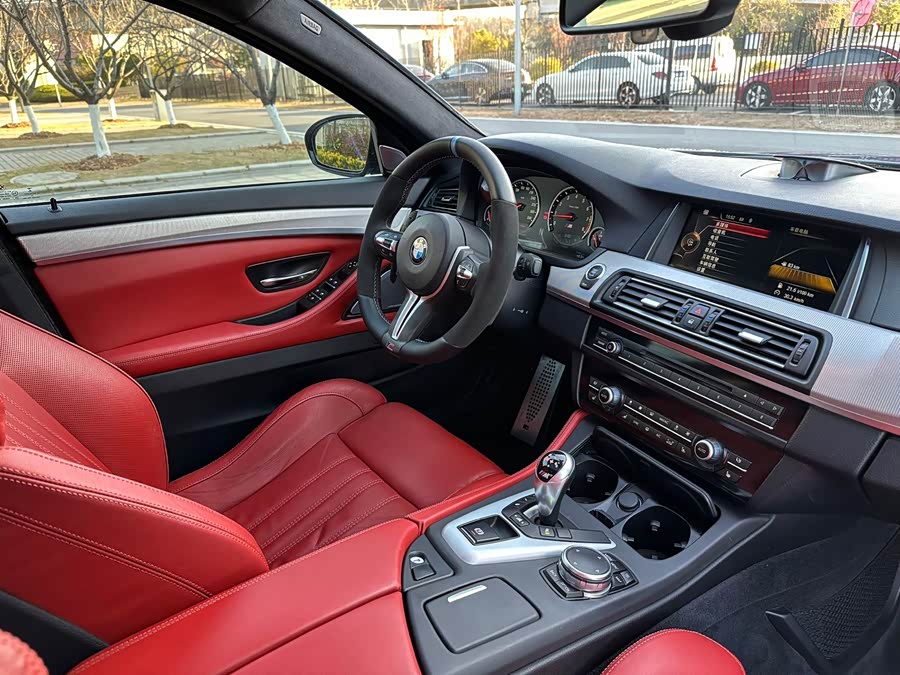 BMW M5 2015 изображение автомобиля #16