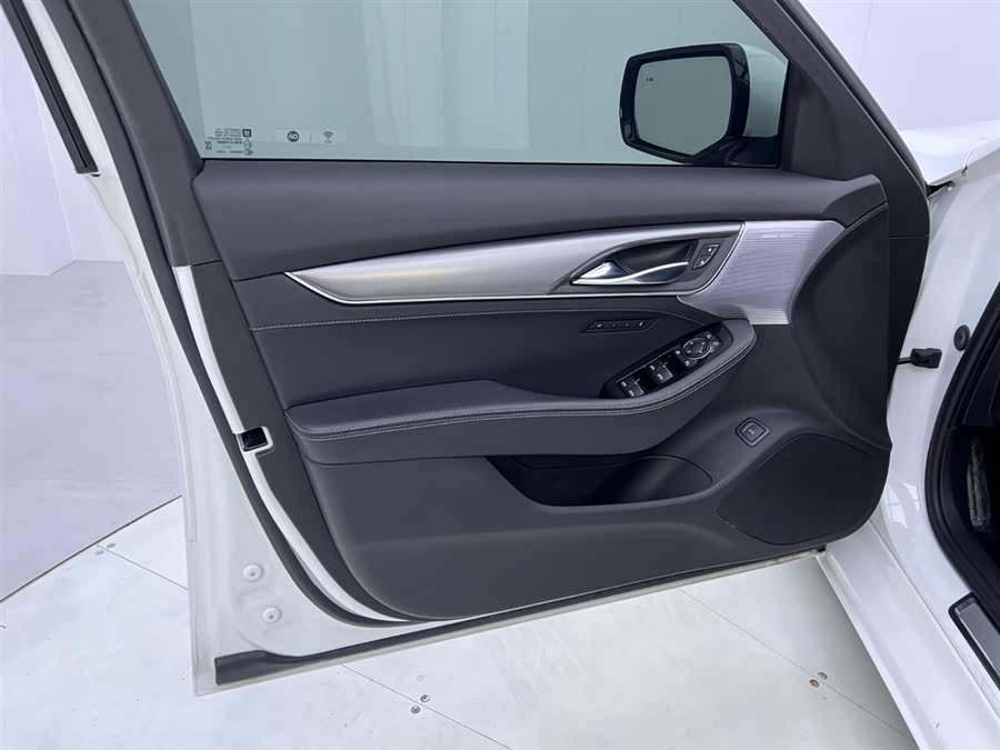 2022 car image #16