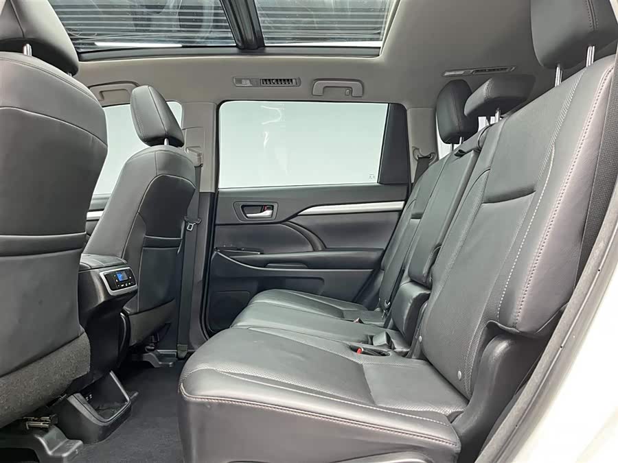 Toyota Highlander 2018 car image #16