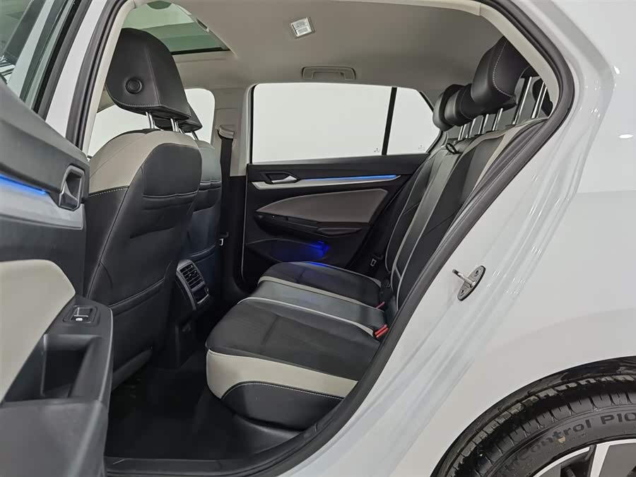 Volkswagen Golf 2021 car image #16