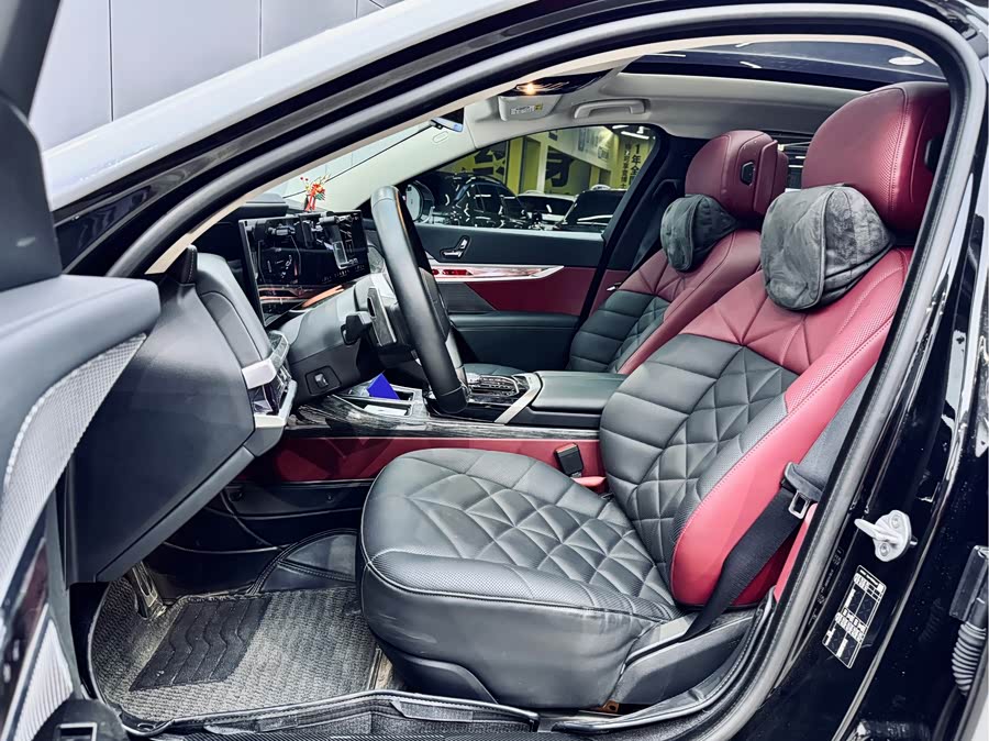BMW 7 Series 2024 car image #16