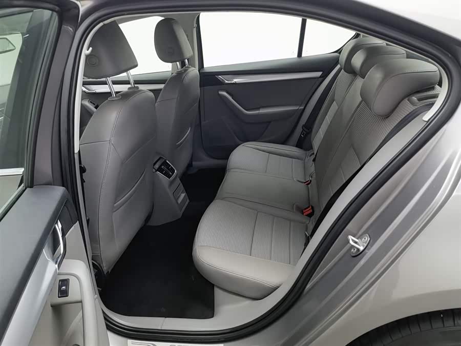 Skoda Octavia 2014 car image #16