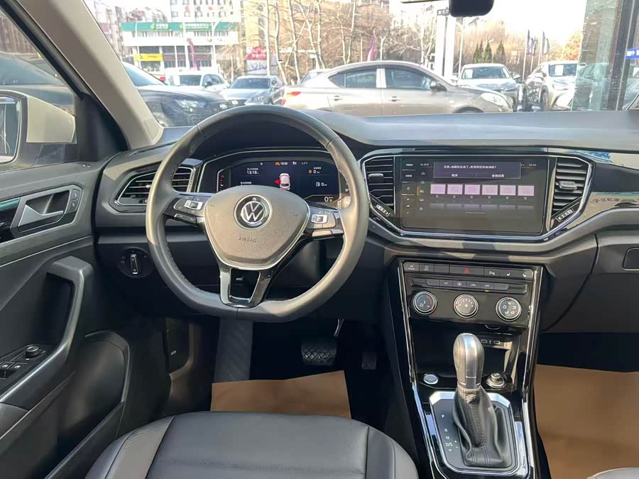 Volkswagen T-Roc 2023 car image #16