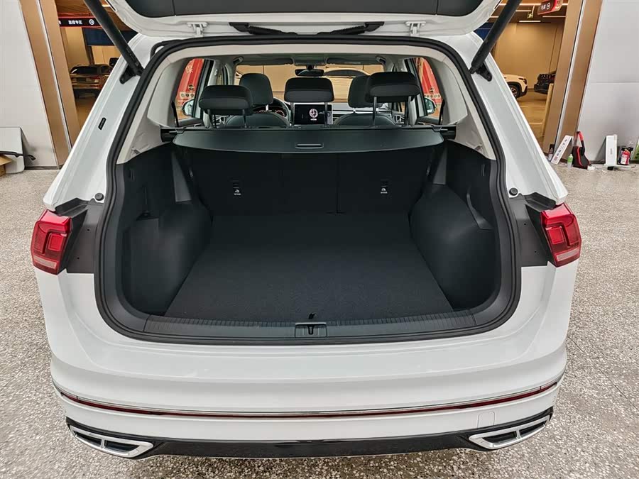 Volkswagen Tiguan L 2024 car image #16