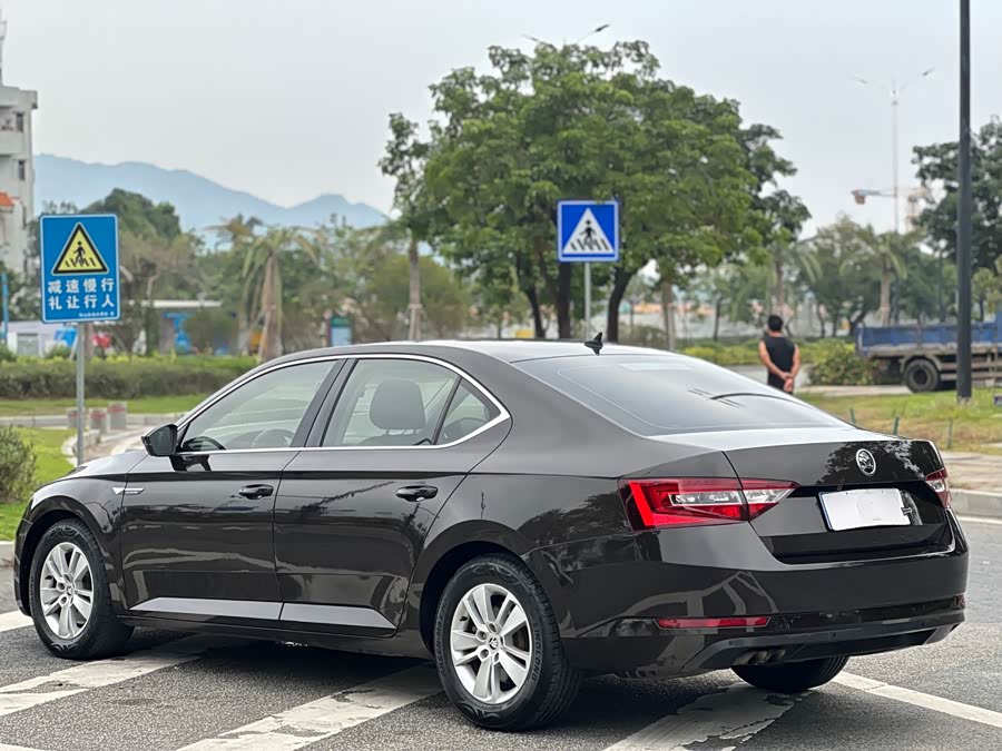 Skoda Superb 2018 #16 Skoda Superb 2018 car image #16