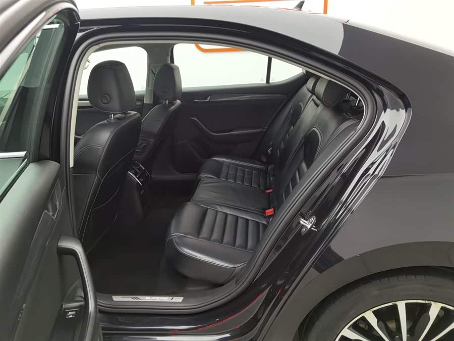Skoda Superb 2018 car image #16