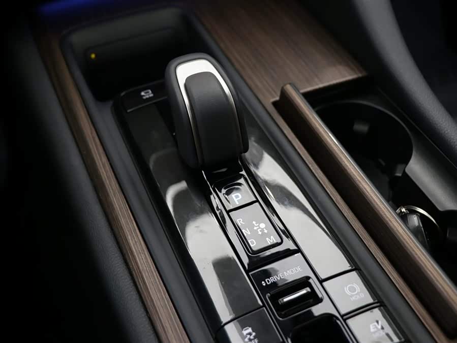 Toyota Crown 2025 صورة سيارة #16