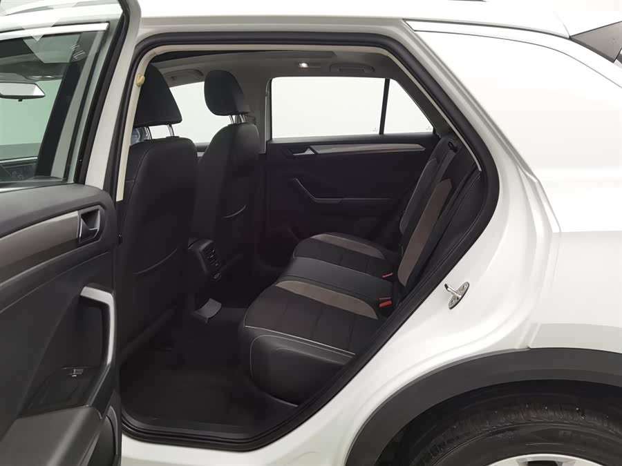 Volkswagen T-Roc 2020 car image #16