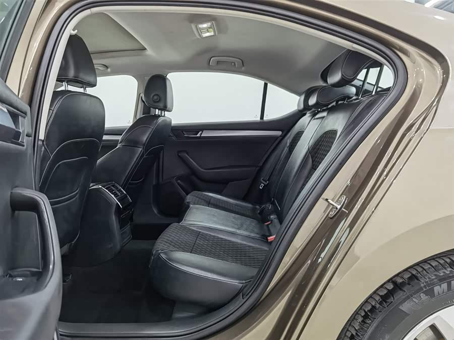 Skoda Superb 2016 car image #16