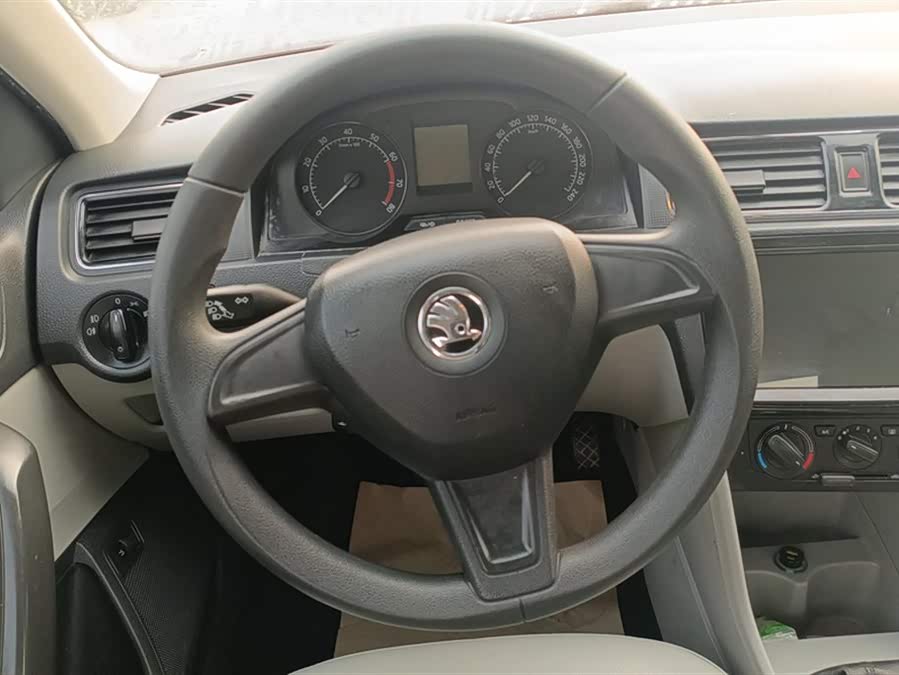 Skoda Rapid 2015 car image #16
