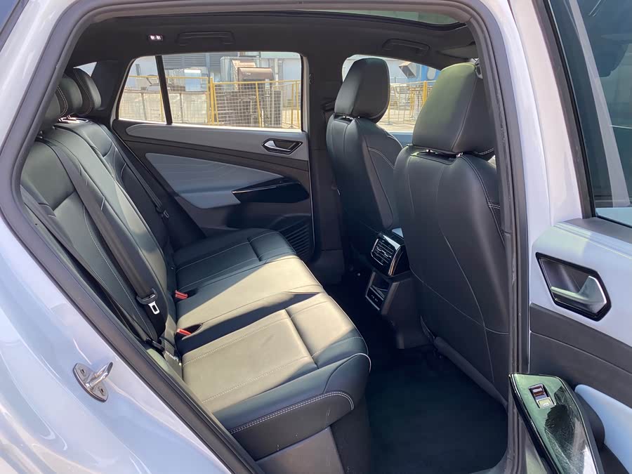 Volkswagen ID.4 X 2022 car image #16